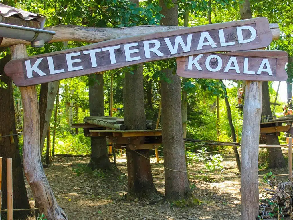 Eingang mit Schild vom Kletterwald Koala 