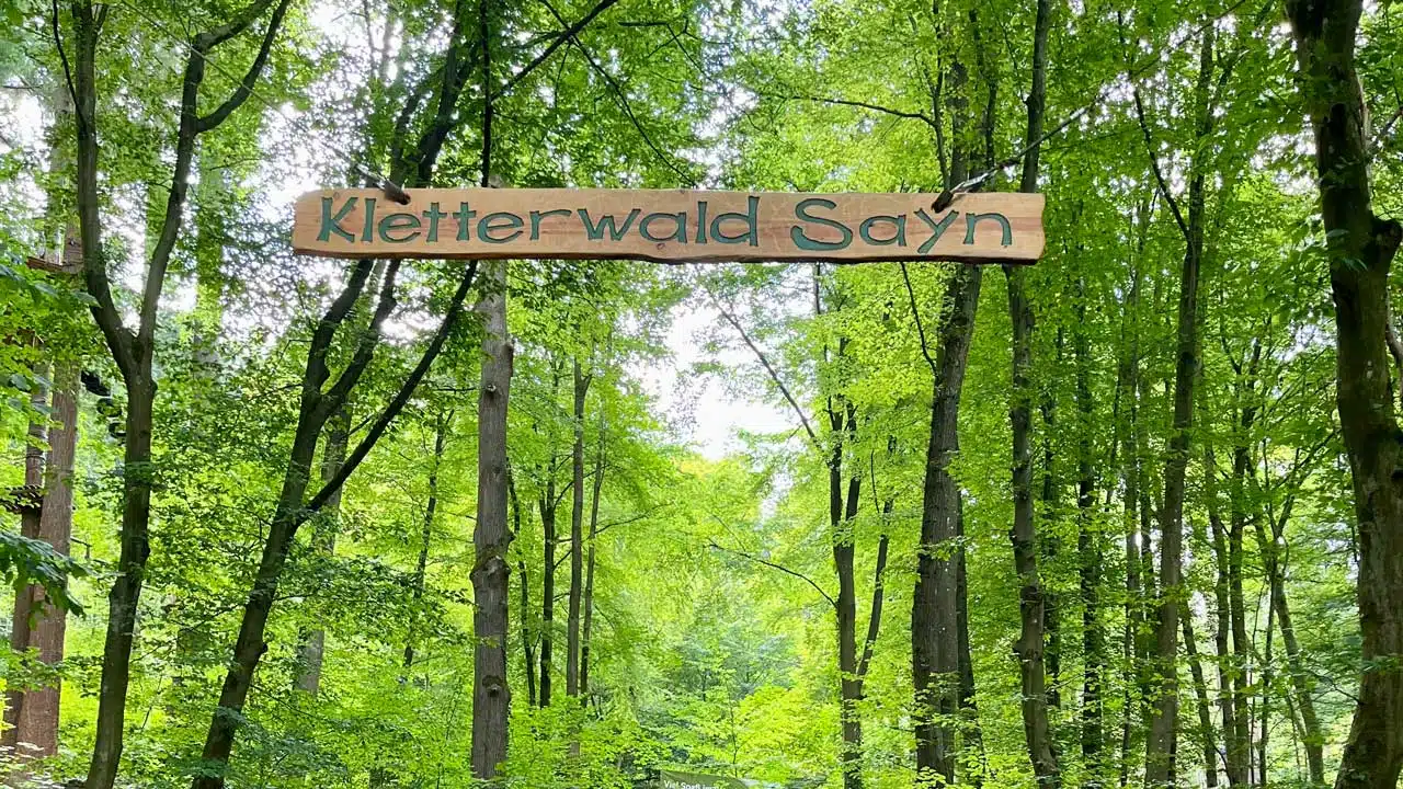 Señal de bienvenida al bosque de escalada de Bendorf Sayn
