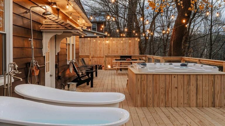 Romantische Terrasse an einem Wellness-Baumhaushotel