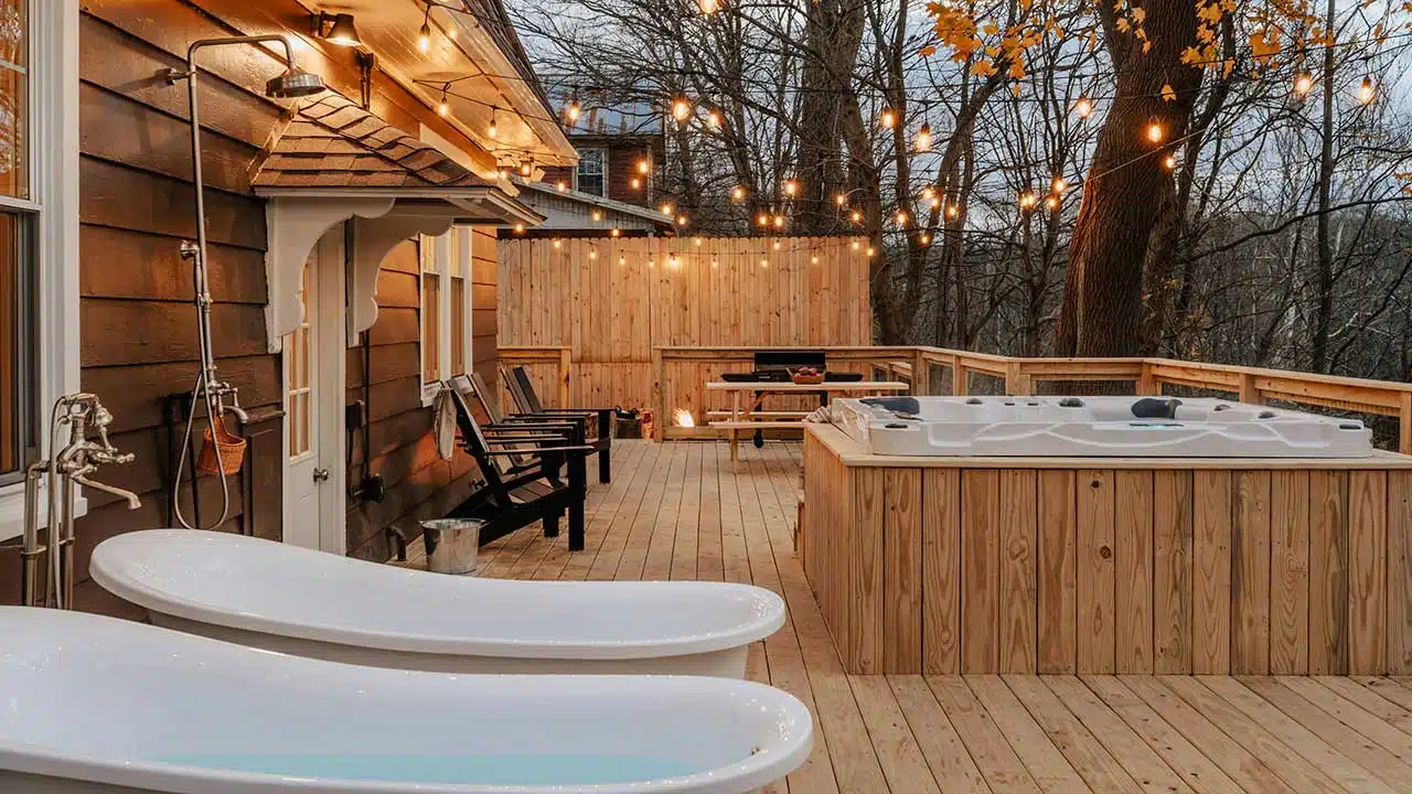 Romantische Terrasse an einem Wellness-Baumhaushotel