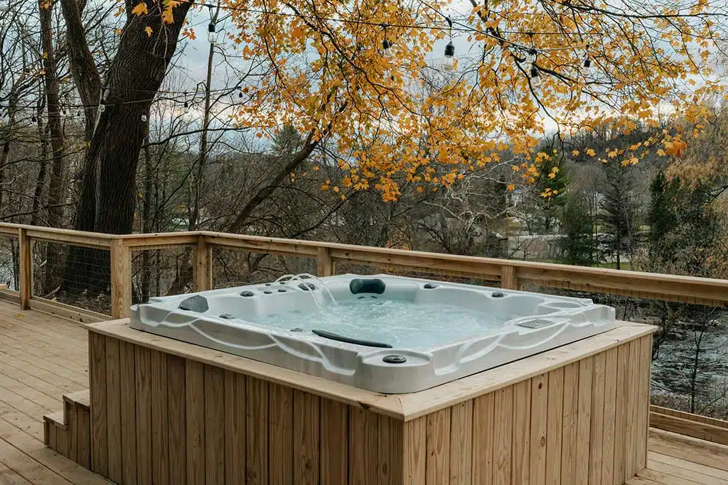 Ein Whirlpool in einem Wellness-Baumhaushotel im Wald