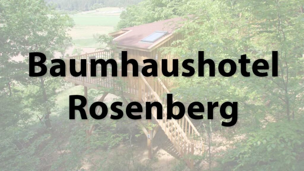 Das Bild zeigt eine Außenansicht vom Baumhaushotel Rosenberg in 