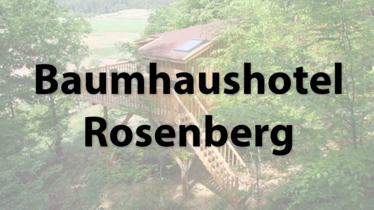 Das Bild zeigt eine Außenansicht vom Baumhaushotel Rosenberg